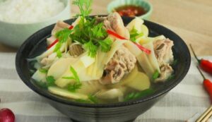 Canh măng chua nấu sườn