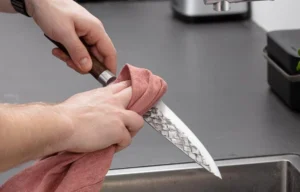 Thoa dầu lên lưỡi dao