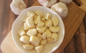 Làm lạnh hành tỏi trước khi băm