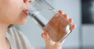 Uống đủ nước mỗi ngày