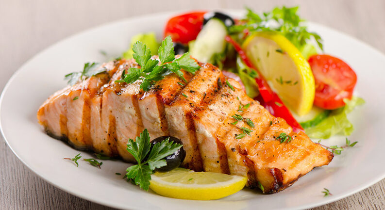 cá hồi nướng bơ tỏi.