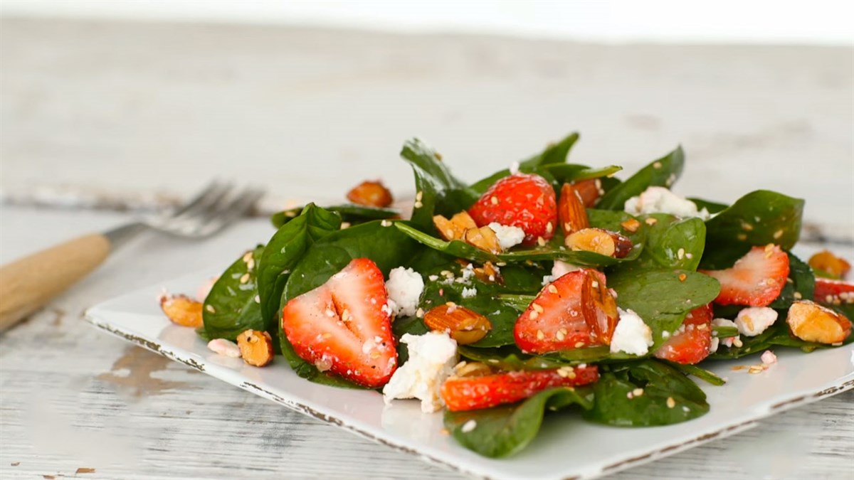 Salad Cá Hồi Và Rau Bina