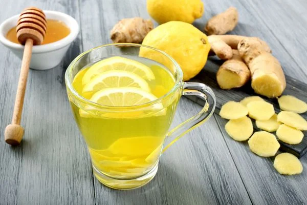 Một ly nước detox chanh mật ong hoặc atiso